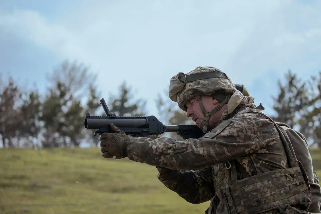 乌克兰第116独立机械化旅的士兵正在使用Fort-600榴弹发射器进行训练。Fo