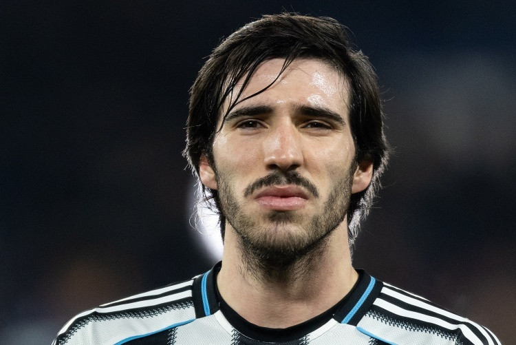 #纽卡对托纳利要价9000万欧#据名记莫雷托报道，尽管托纳利在刚刚过去的冬窗并没