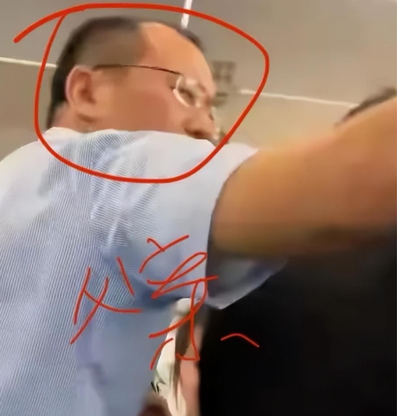 南航打人“熊家长”社死！父亲身份被扒，怪不得敢打人孩子踢座椅，家长却把前