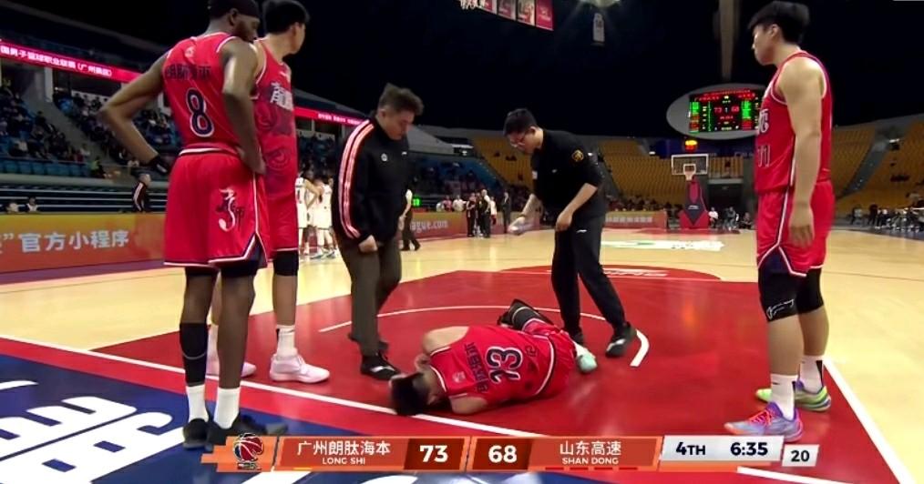 伤不起：郭艾伦又伤了！！！在广州朗肽海本主场迎战山东高速的末节比赛中发生令人揪