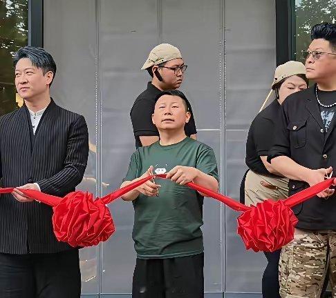 相声名家曹云金真情流露。曹云金直播表示：收留何云伟并不是可怜他，更不是因为他在外