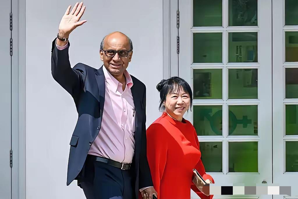 新加坡总统尚达曼是印度裔，而他的夫人珍·一藤木是中日混血，这组合还挺奇妙就像一杯