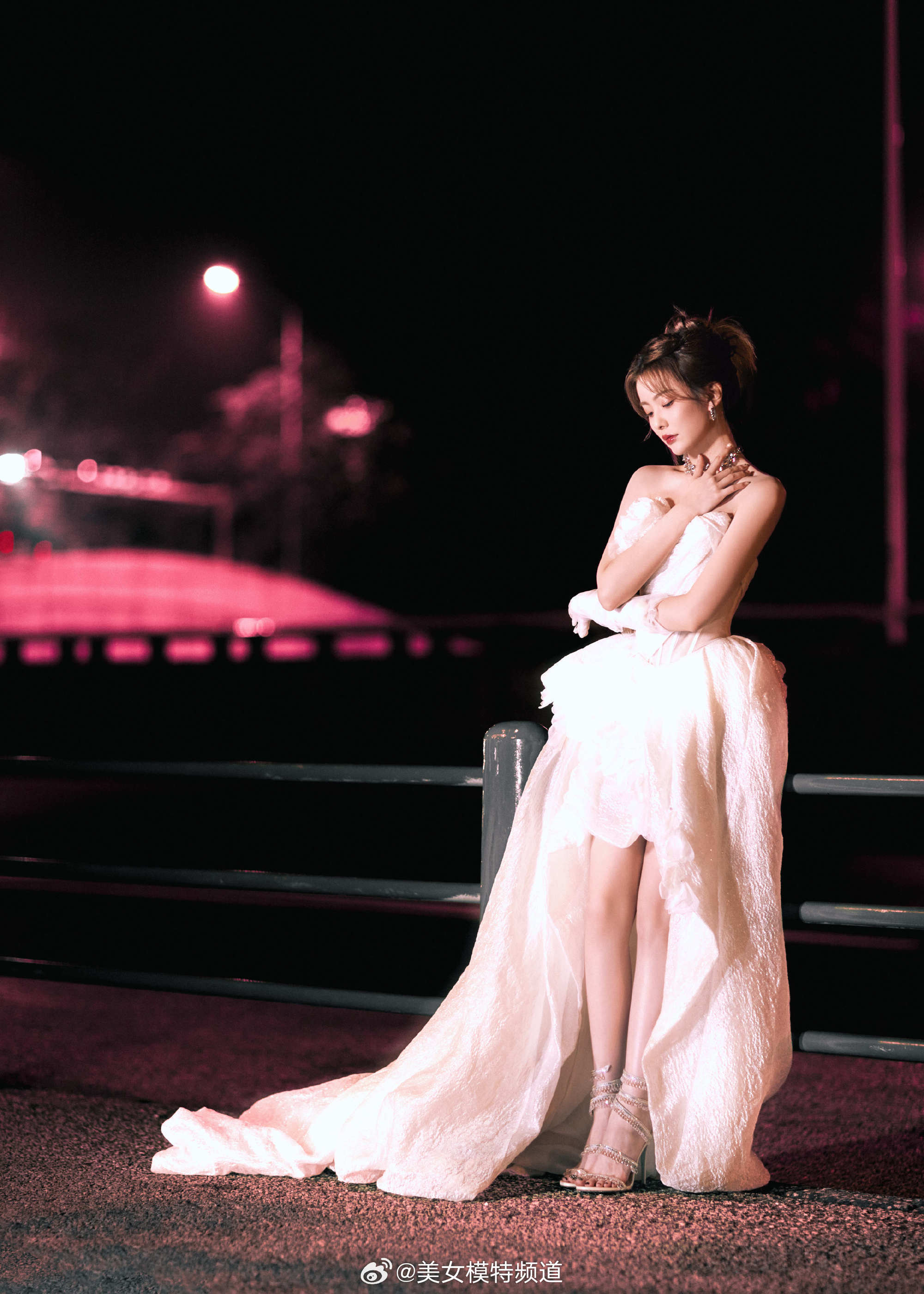 陈卓璇白色纱裙甜美舞台造型