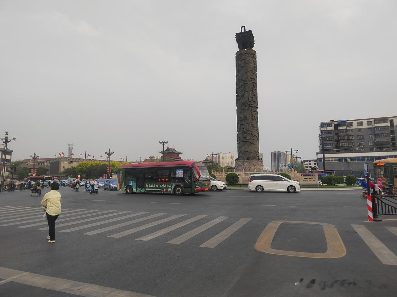 随着暑假旅游高峰期到来，越来越多游客到洛阳来旅游，作为一位土生土长洛阳本地人，想