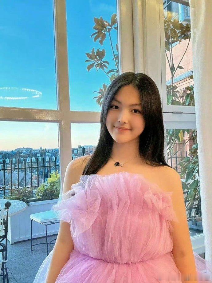 王诗龄和黄多多这张自拍，感觉把英式教育和美式教育的区别一下子具象化了。