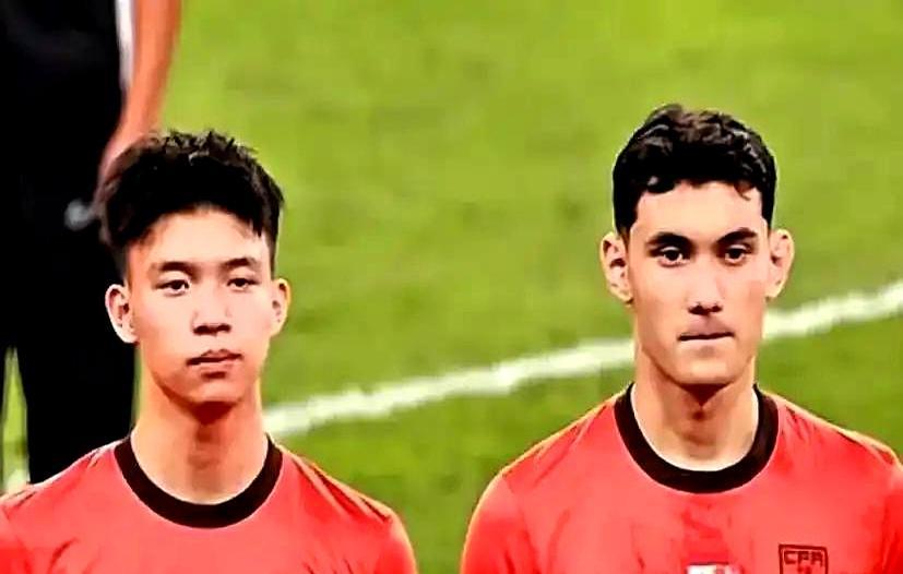 一次没传，他叉腰望天那球要是早塞，王钰栋已经单刀。拜合拉木多带一步，机会被