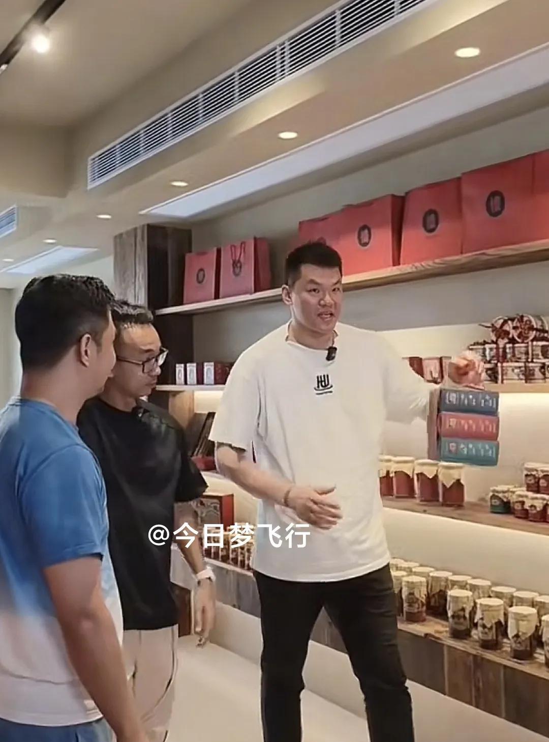 回到东莞，广东队老总朱芳雨又忙起来了！昨天下午离开贵州铜仁，结束了篮球文化交流