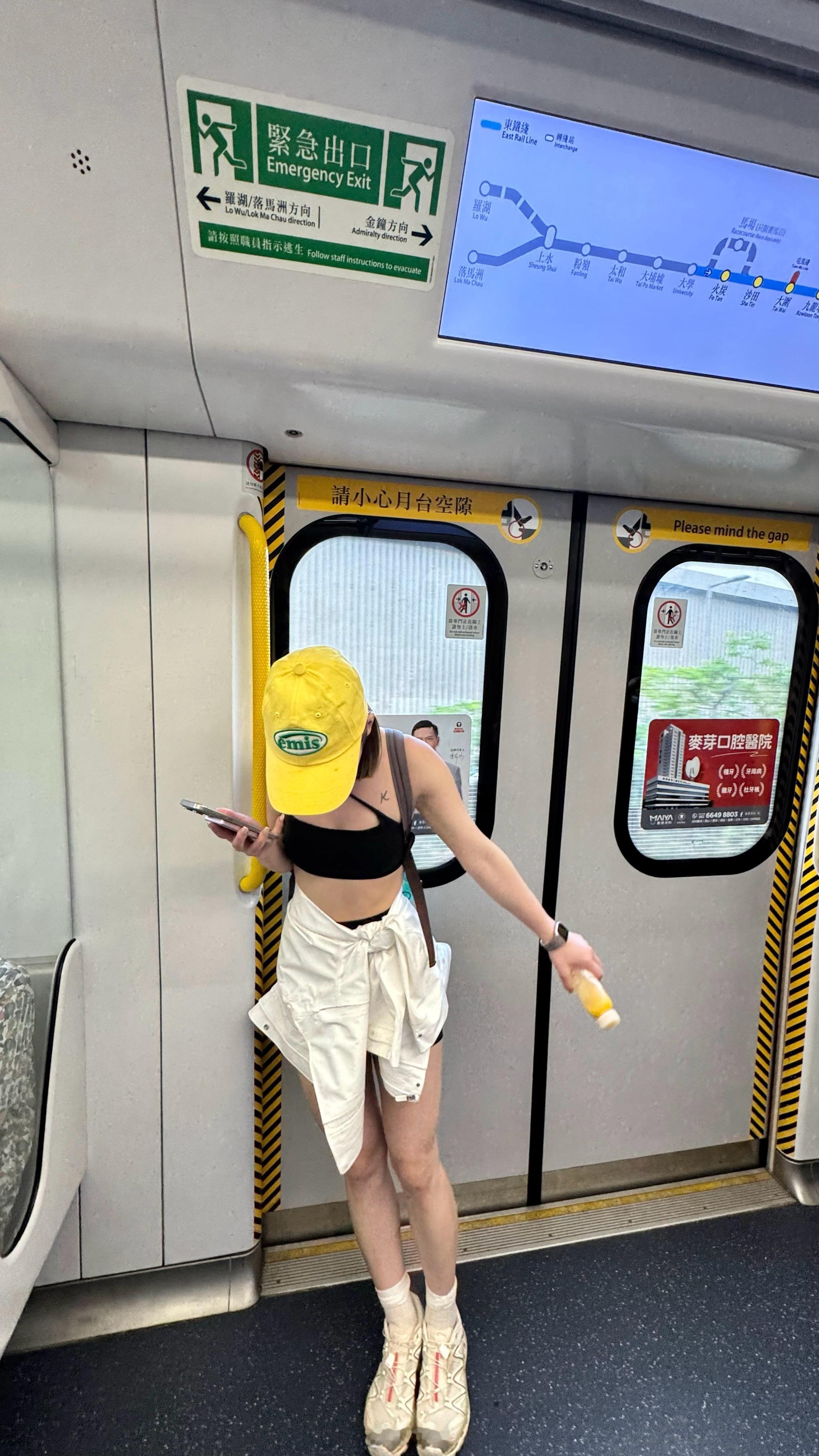 消费升级，香港地铁随处可见最新款iPhone。​​​