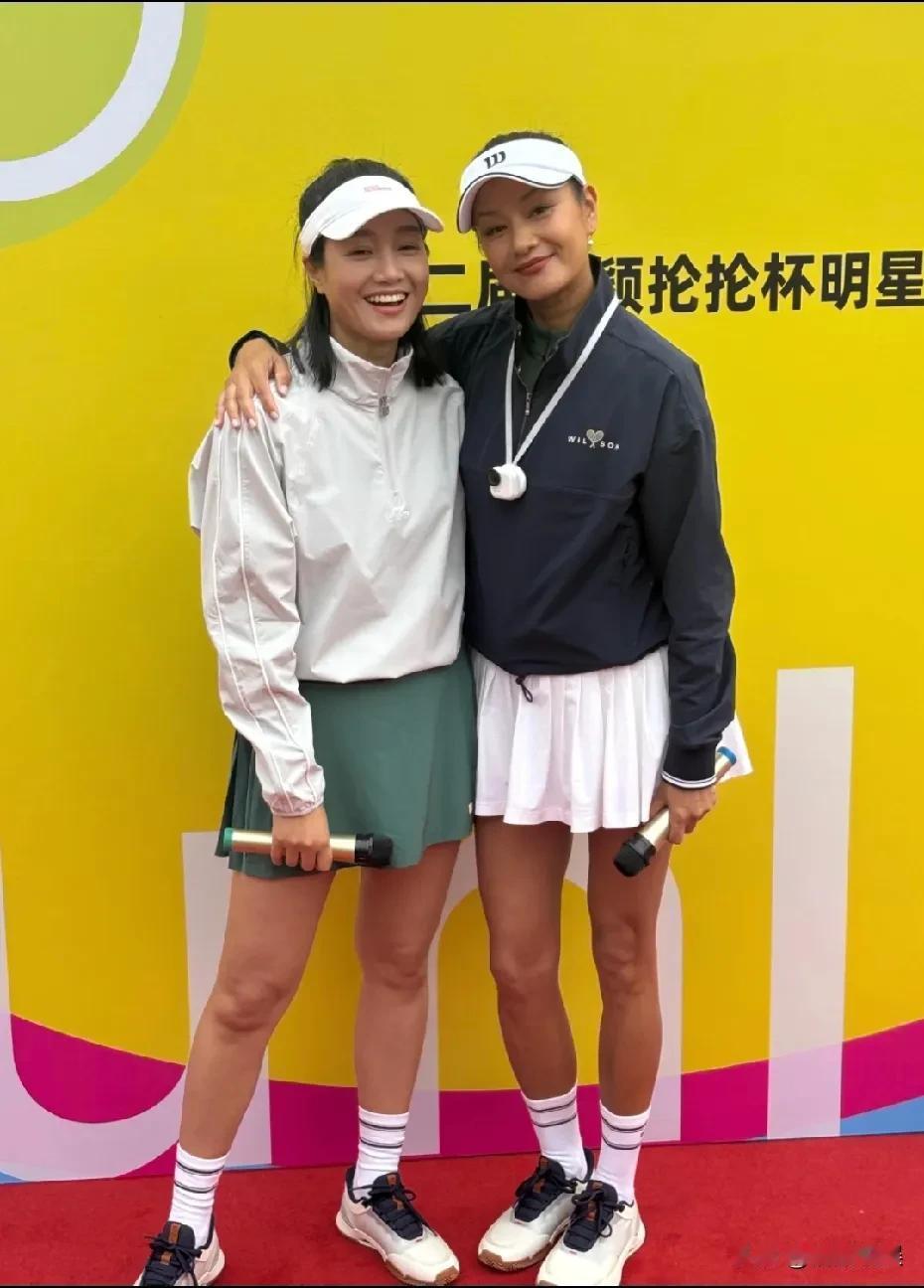 瞿颖和朱丹终于相约在网球赛场上了，但是显然俩人同框一对比，瞿颖是“身在黑中不知黑