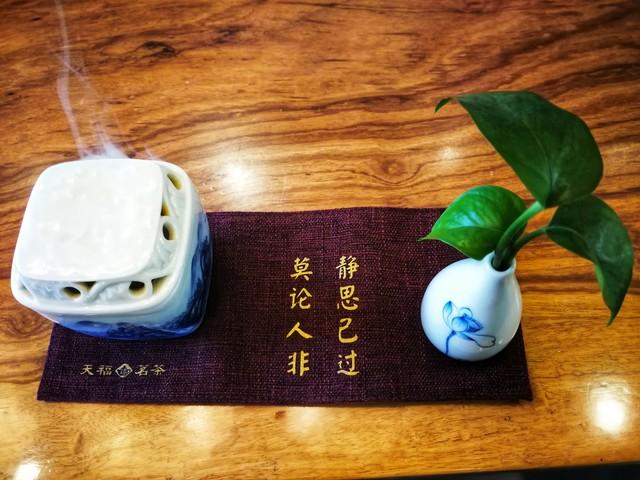 人到中年，最高级的修养：少言、守心、闭嘴沉默亦修养，闭嘴藏智慧。少言不惹祸