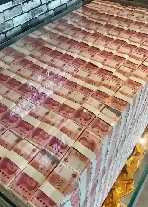 人民币汇率升破6.8的消息一出，朋友圈里就炸开了锅。有人说这会导致出口企业倒闭，