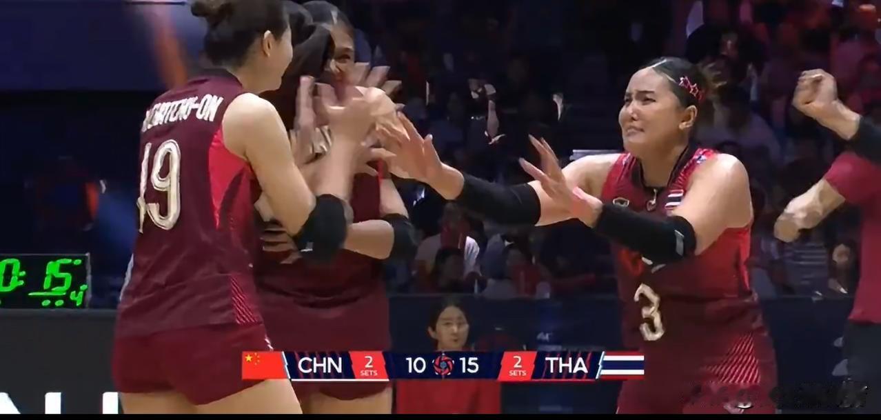 中国女排决胜局一传致命失误输球！恭喜泰国女排历史首次进奥运会，连克中国、日本女排