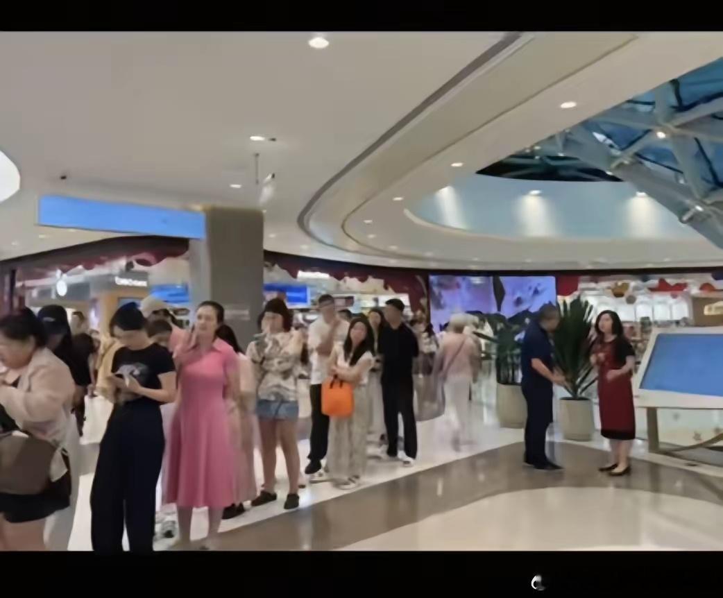 “海南免税店的东西太便宜了，便宜到令人瞠目结舌！”12月19日，“海南封关”的第