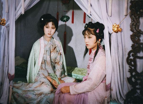 自私的紫鹃，一心想把黛玉往火坑里推。对于紫鹃，书外的读者多有赞誉，说她一心为