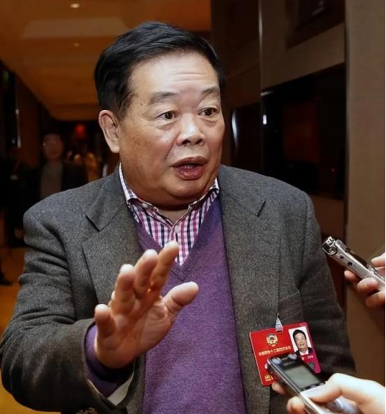 如今再听曹德旺的这段话真是令人深思！他说：“经常往来美国，发现美国的明星不带