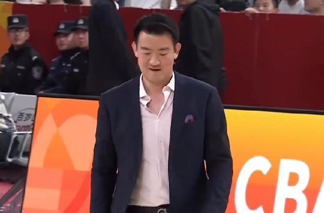 王博教练彻底忍不了，末节冲进场地找裁判理论被驱逐！对山西汾酒主场哨子极度不满意，