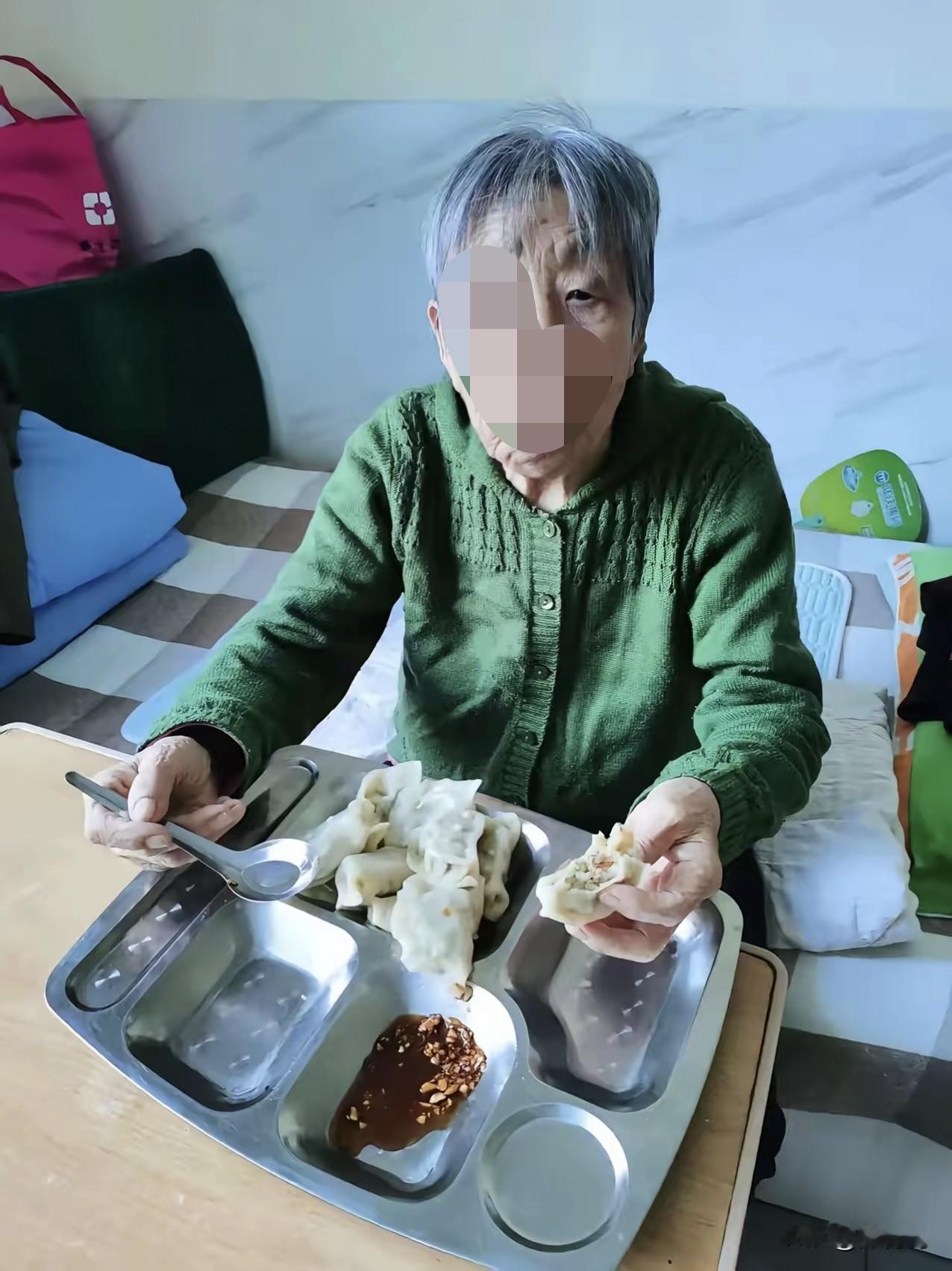 低端养老院，老人生活如何？当子女的该多去看看，并不是将老人送去养老院，就高枕无忧