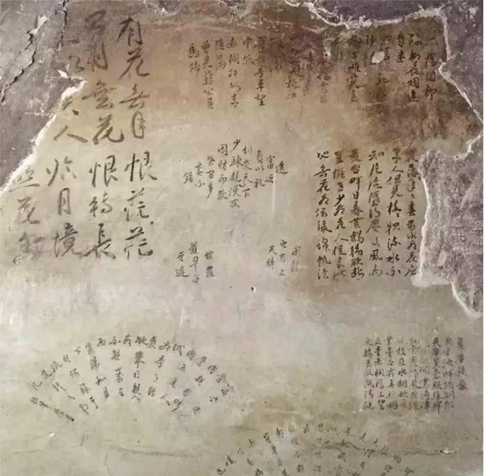 1971年，北京一妇人在家中打扫卫生时不慎撞破墙皮，结果意外发现满墙古文，经专家