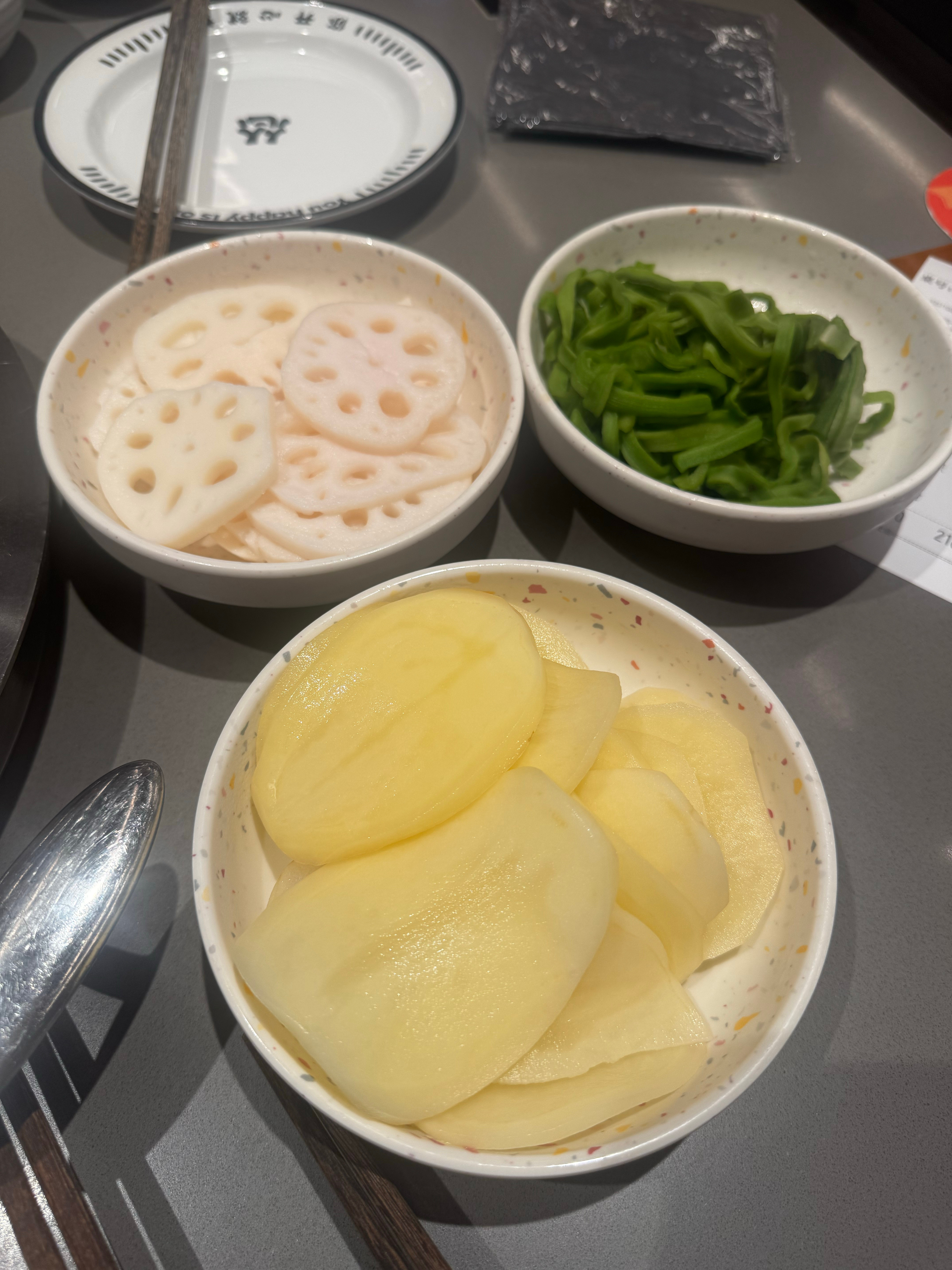 这个火锅放菜的碗好可爱啊​​​