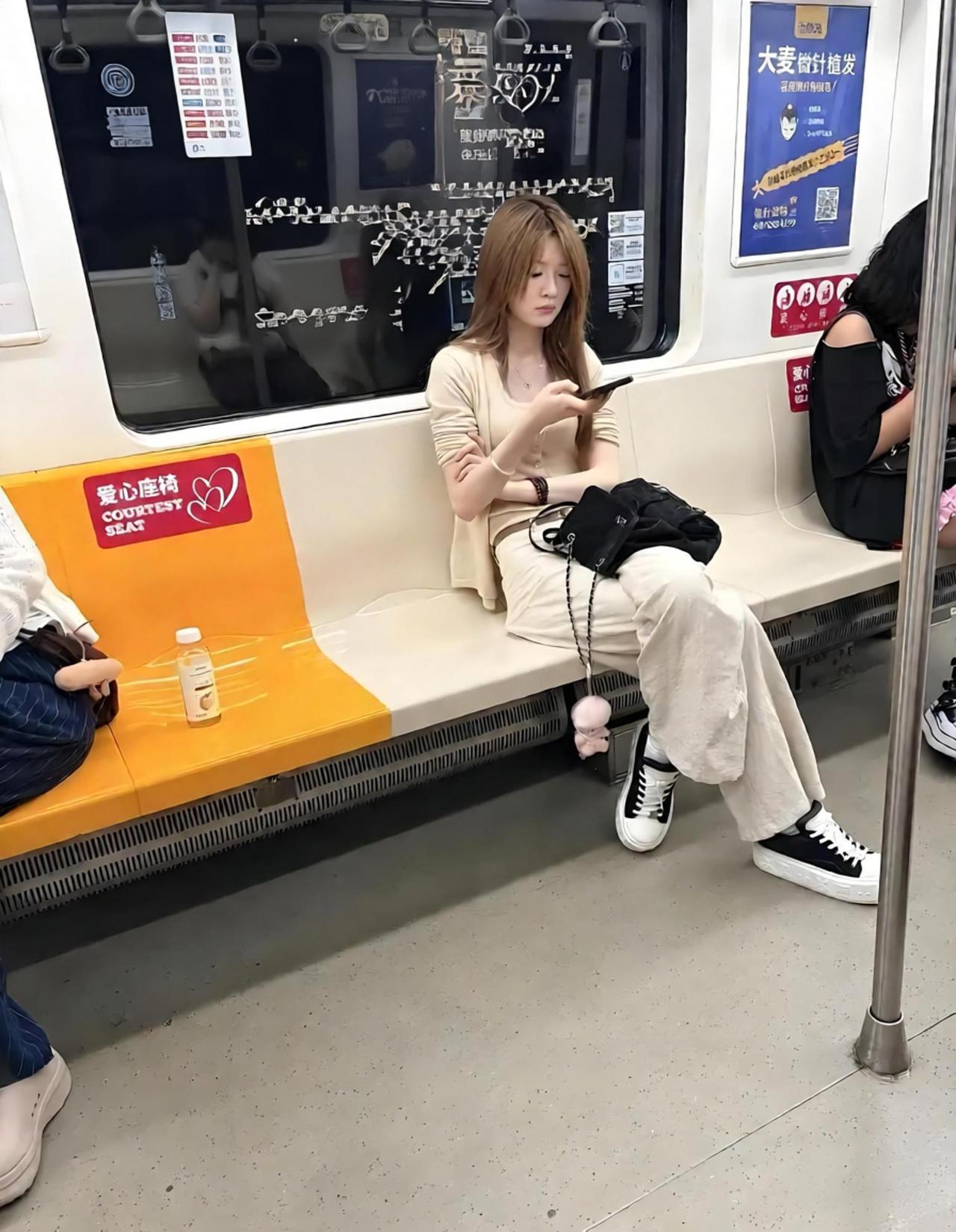 她的眼神有点厉害