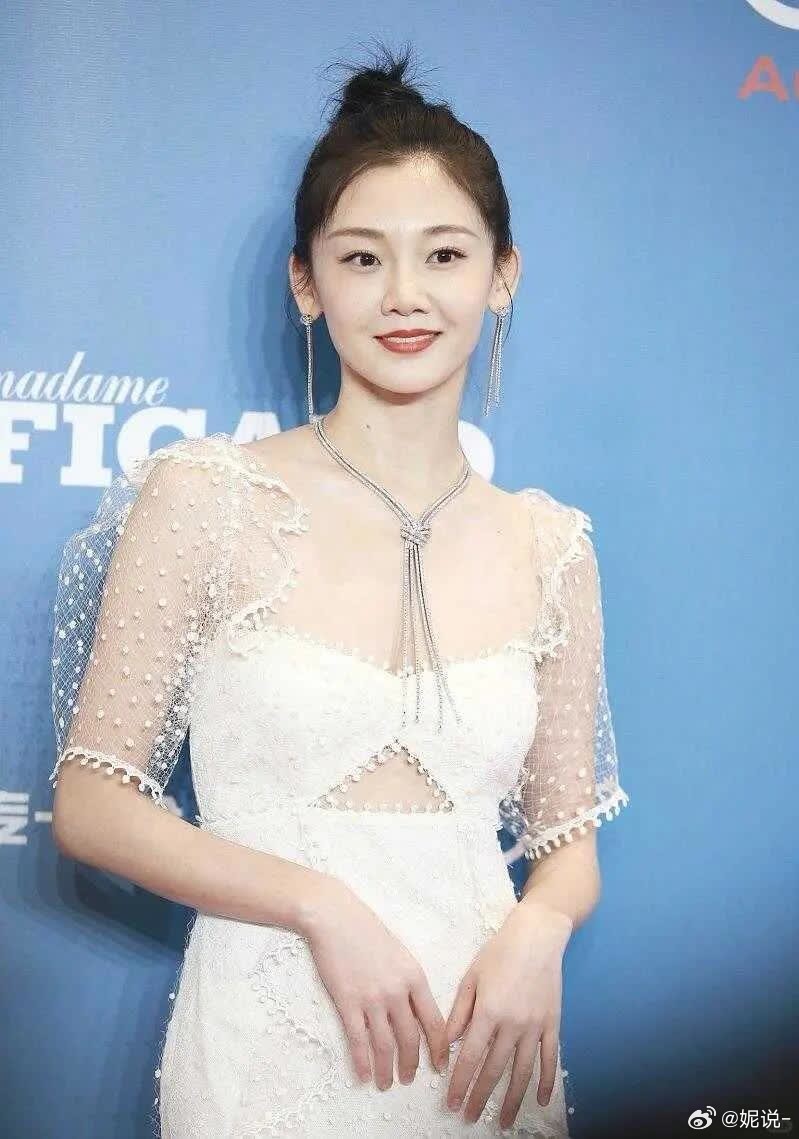 三胎辣妈苗苗近照，甜得像偷喝了蜜！差点没认出苗！三胎后亮相综艺的她，甜得像偷