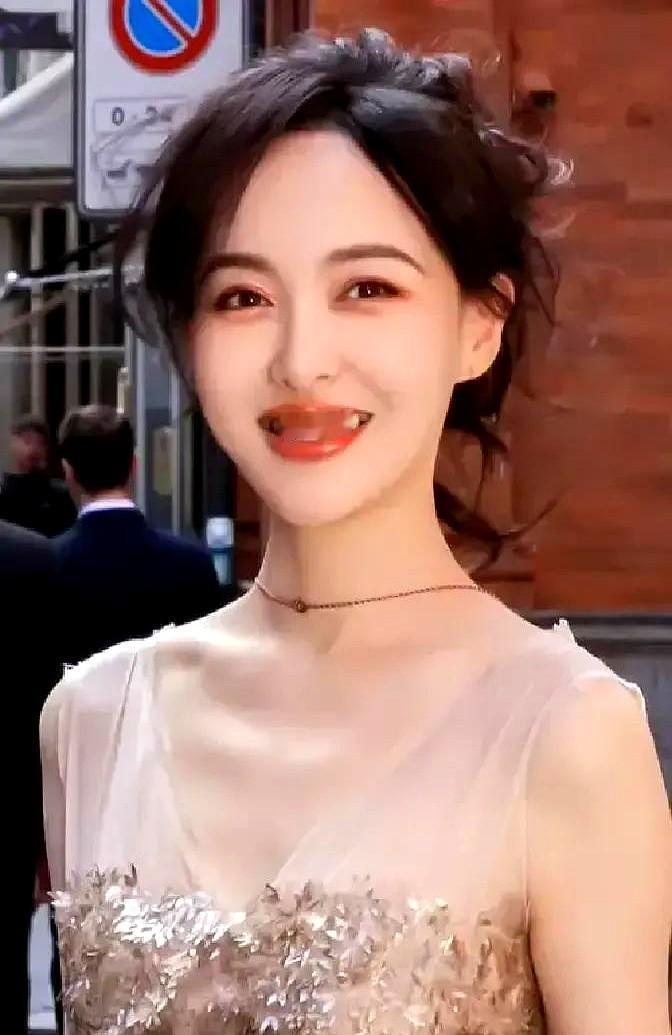 罗晋唐嫣分居？红毯一个动作就够了。之前营销号传得沸沸扬扬，这次算被打脸了。红