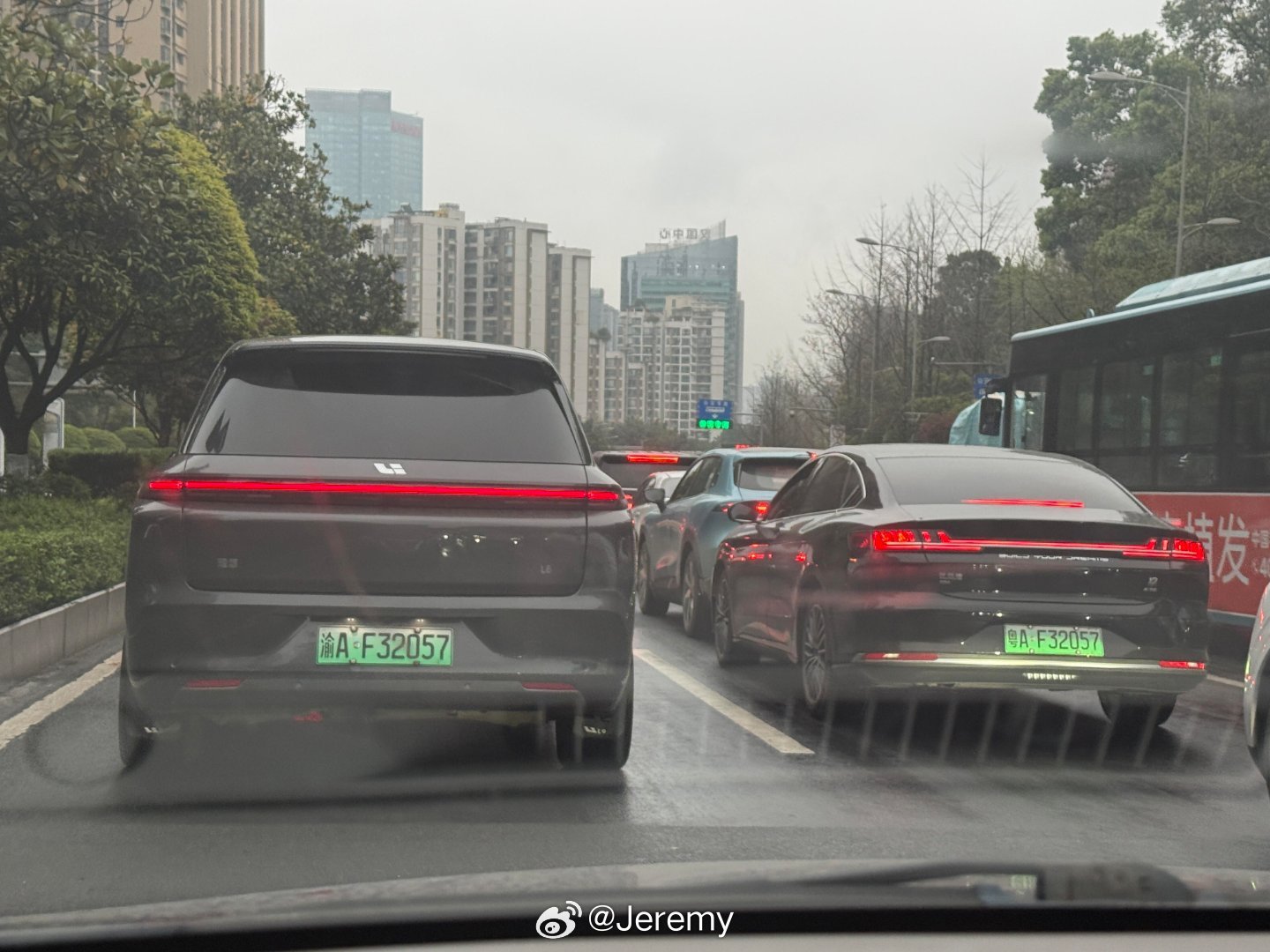 巧了嘛这不是，一个重庆，一个广州，俩车牌数字一模一样。新能源汽车﻿
