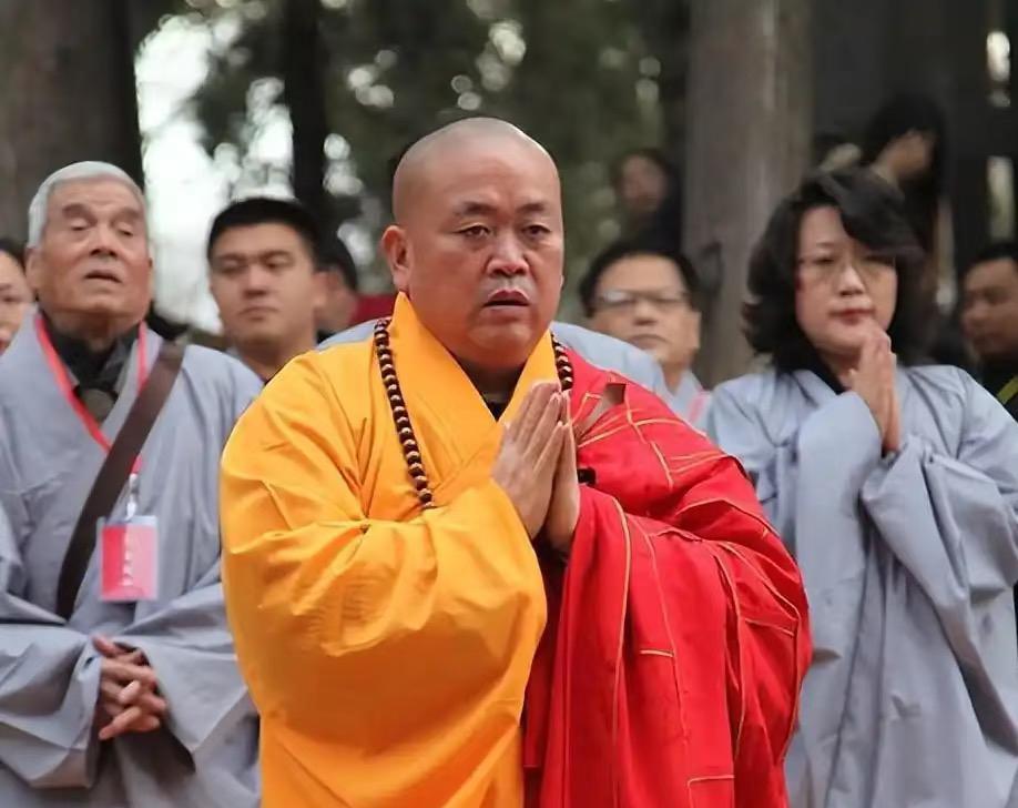 我奶奶前几年去少林寺烧香，正巧撞见释永信方丈。她说，这人跟电视上报道的真不一
