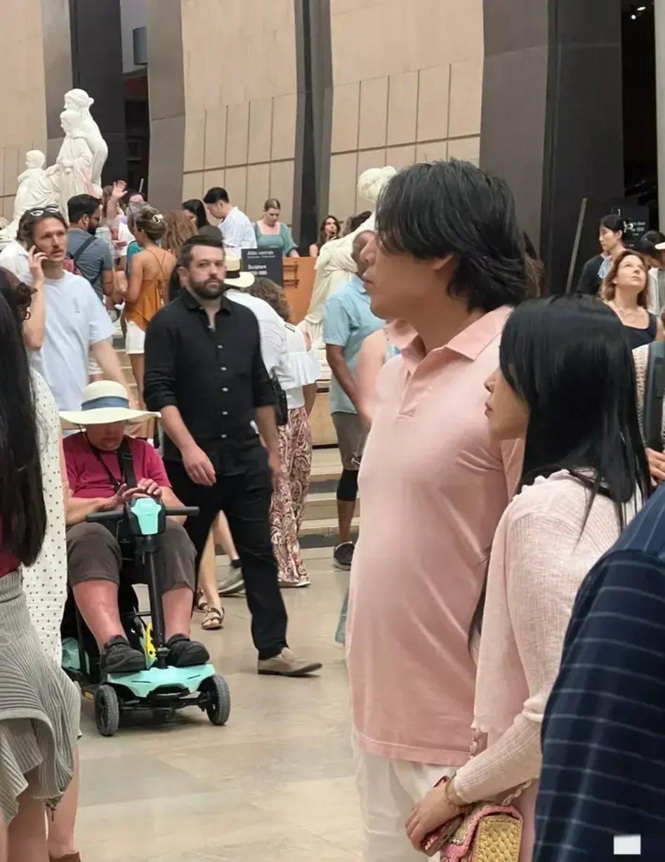 原来伊能静的老公现在长这样了，不得不说，她老公长得真邋遢，跟她不是很般配啊。​