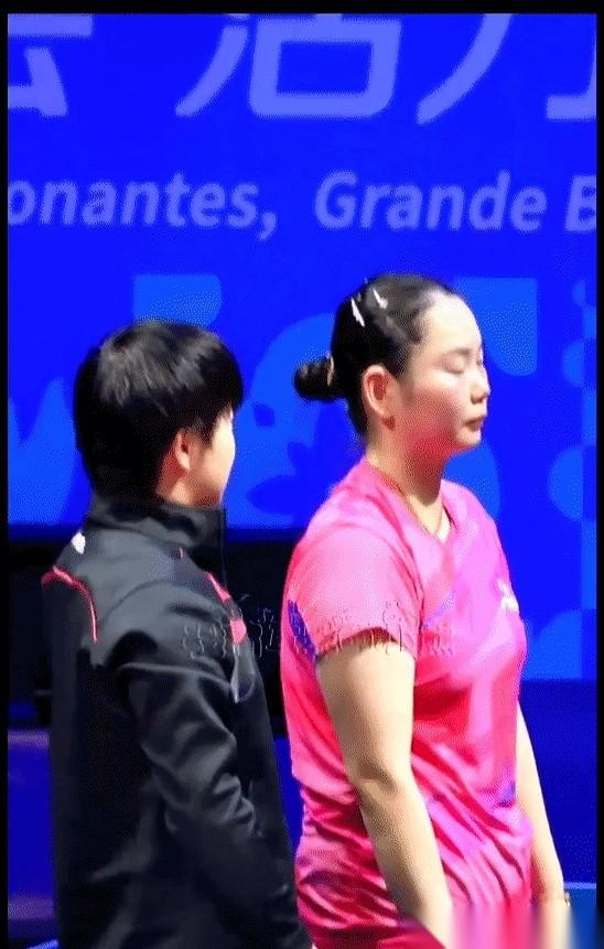 又没忍住，看了好几遍那个拥抱的画面。一个哭得梨花带雨，一个咧着嘴在那儿笑，拍着