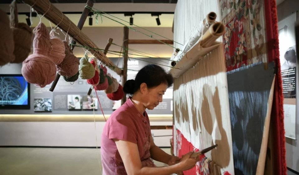 天津小镇一年产1亿张地毯天津地毯堪称拿捏全球氛围感的“东方织艺魔法师”，作为与泥