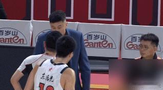 迪亚洛这肘子是焊在胳膊上专怼人肚子是吧？第三节那下肘击陈家政，十八九岁的小将