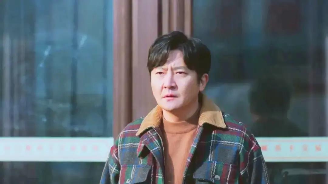 《老舅》第18集把观众按在水泥地上摩擦。崔国明刚帮完邻居就被仙人跳骗光积蓄，同