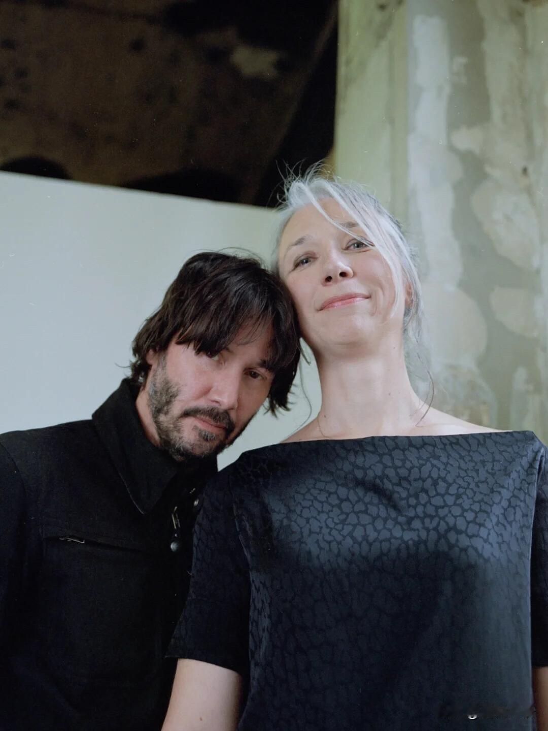 61岁基努里维斯在女友面前秒变黏人精😭救命！第一次见用“小鸟依人”形容基努