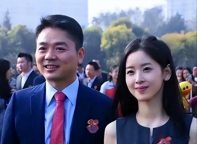 刘强东52岁飞巴黎陪妻子逛女装，章泽天把名字嵌进了一家公司！这十一年，他们各自走成了什么样的人​