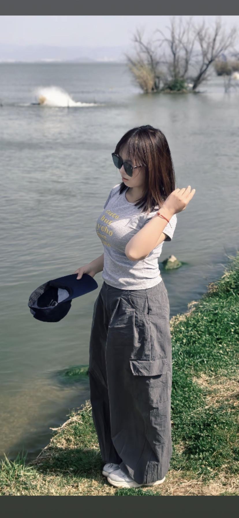 湖边漫步，轻风拂面，享受宁静时光。