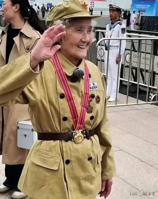 95岁抗美援朝老兵奶奶身着军装，胸前挂满勋章现身青岛舰艇开放日。那身军装承载着