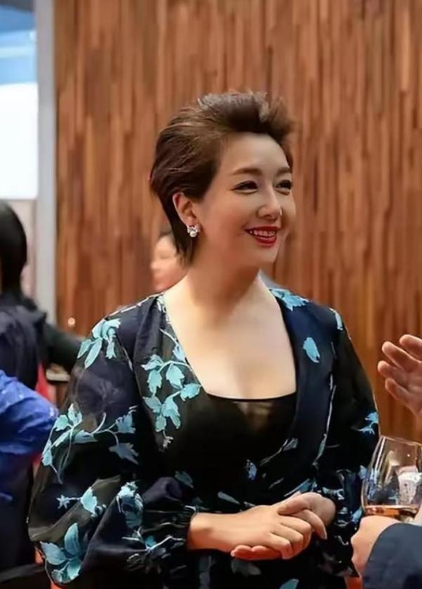 2002年，杨志刚和江珊拍戏，杨志刚从背后抱住江珊，结果江珊来了这么一句：“弟弟