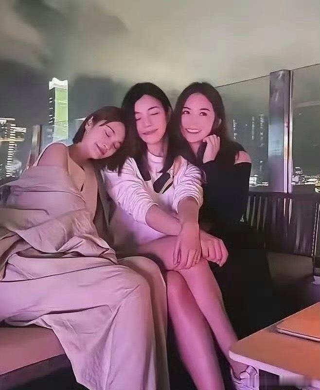 没想到她们三个是好闺蜜，李荣浩要守住爱情啊！蔡卓妍离了，陈妍希离了，杨丞琳结婚不