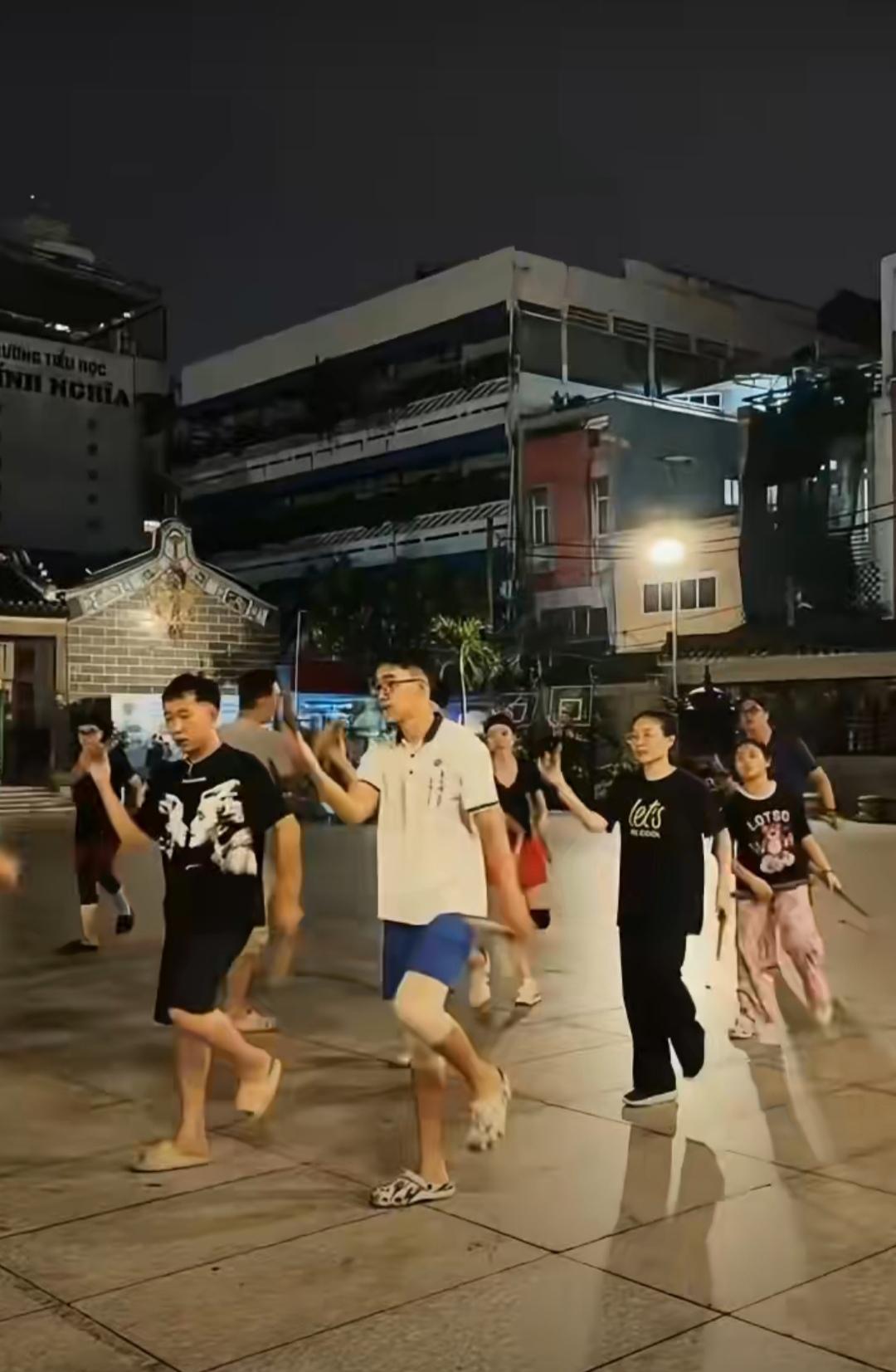 越南华人开始学习英歌舞。被越南主体民族京族人质疑后，该华人团体负责人称“所有越南