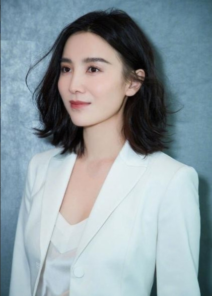 27岁的宋佳爱上了50岁的大导演张黎。那时张黎的第5任妻子刘蓓已经怀孕。恋情曝光