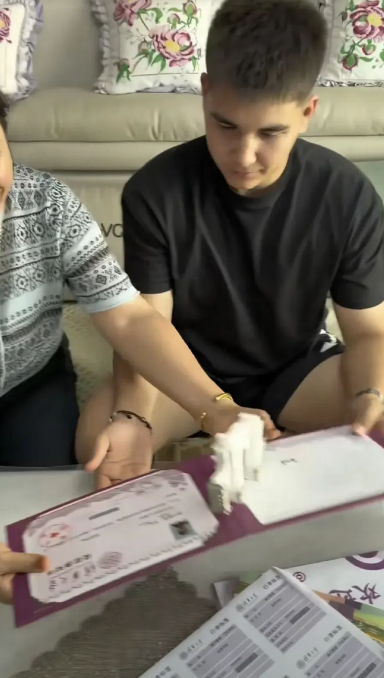 一位新疆的妈妈晒出了自己儿子被清华大学录取的通知书，羡慕坏了网友们。这个同学叫