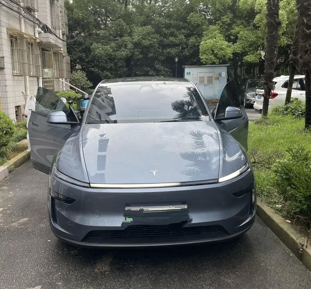 特斯拉ModelY一直是热度很高的家用纯电车型，开完之后能感受到它鲜明的个