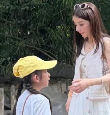 网友偶遇天王郭富城和天王嫂方媛一家逛动物园，老丈人身材明显发福