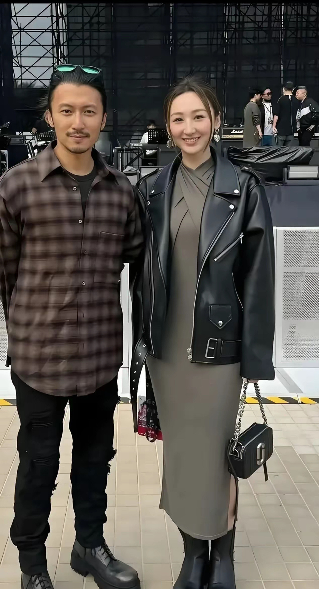 谢霆锋旁边这个美女看着好眼熟，就是叫不出名字来。