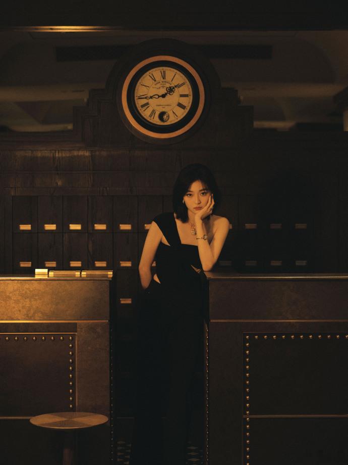 孙千镜子里的下颌线镜子中的画面像一幅艺术照，光影、角度、线条都恰到好处，每一