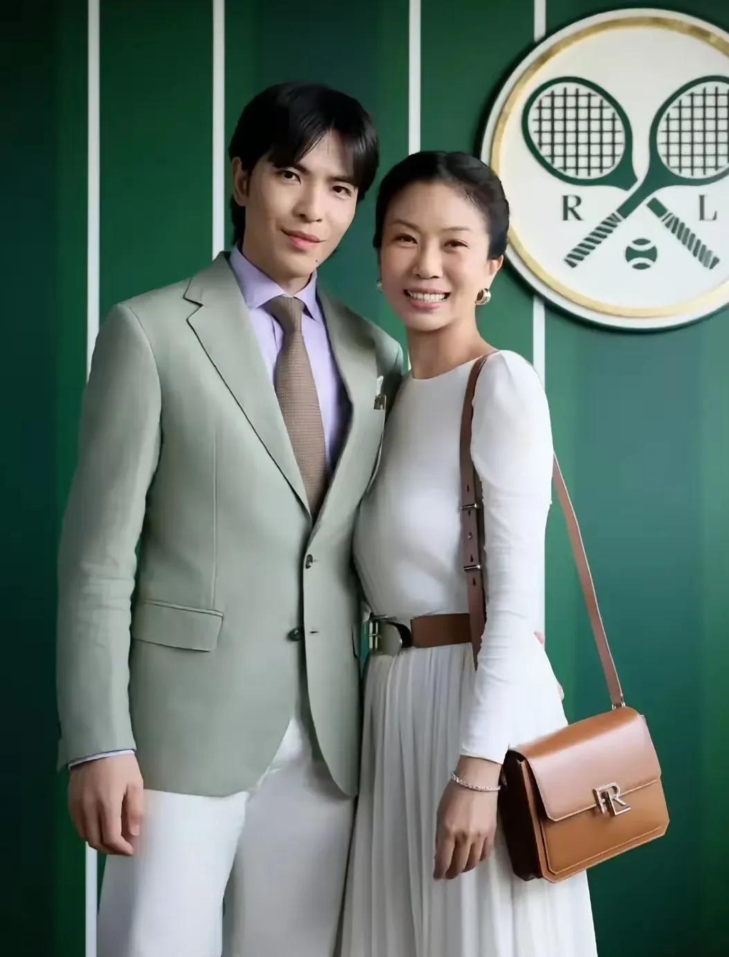 萧敬腾娶个岁数这么大的老婆，这个代价是必须要付出的！挑身边熟悉的人下手，这正是萧