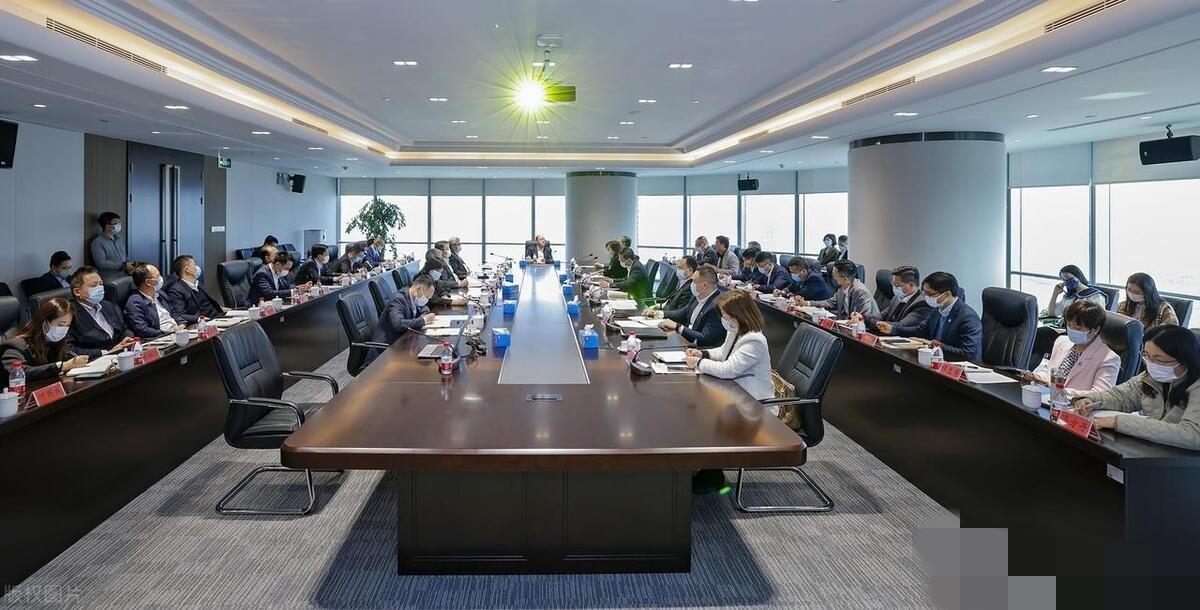 那是一个周三下午，我提交了活动方案，领导扫了一眼，只说了三个字：“再看看吧？”。