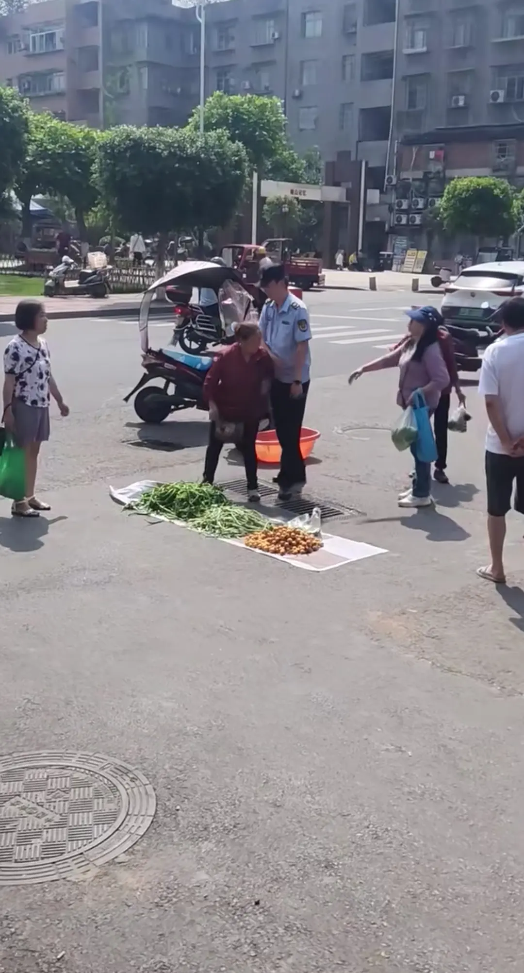 大妈在马路中间摆摊卖菜，不可能会有人买。