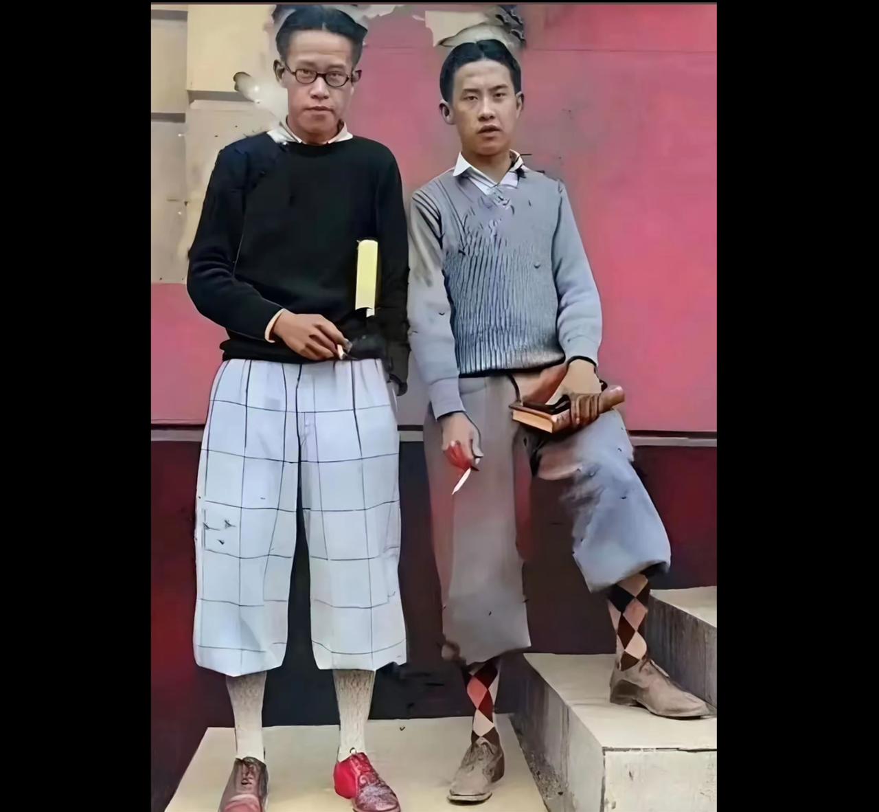 这是1926年袁世凯两个儿子的合影两人的穿搭融合了西式针织单品与宽松裤装，混搭